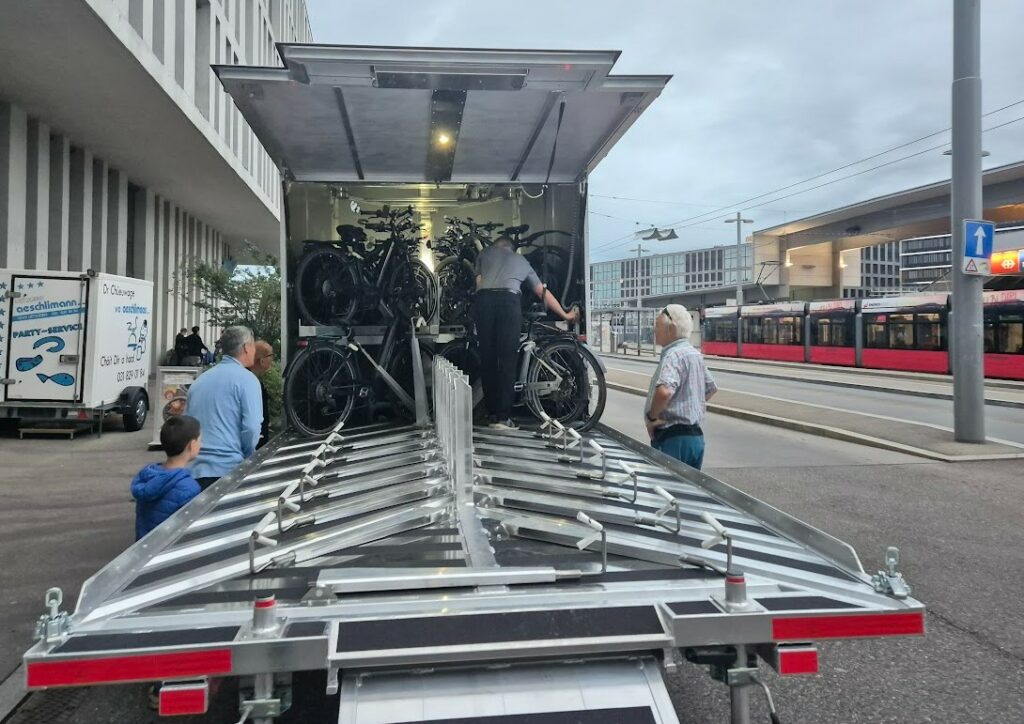 anänger und car für velotour mieten